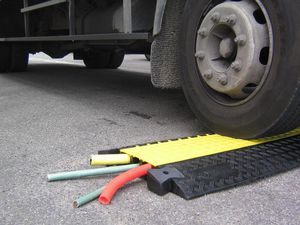 protetor de cabos a fixar no piso 1