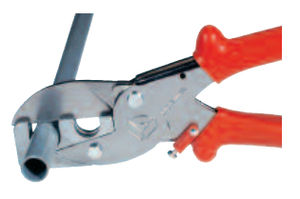 cortador de tubos em material plástico