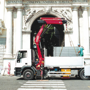 guindaste montado em caminhão