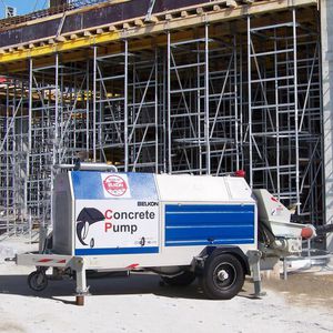 bomba de concreto montada em carreta