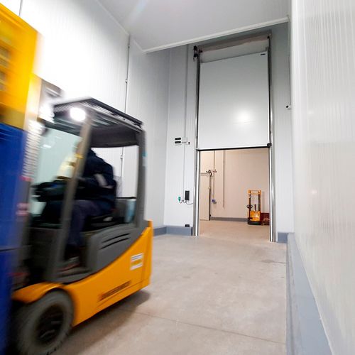 Porta de correr na vertical - Infraca - em aço inoxidável / em alumínio anodizado / para ambiente interno