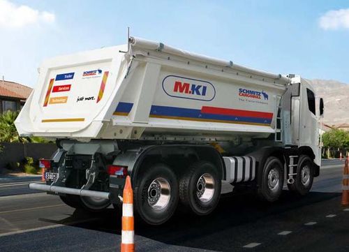 Caminhão com 4 eixos - M. KI - Schmitz Cargobull - com 3 eixos
