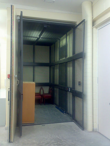 Monta-cargas hidráulico - Edmolift UK Ltd - com plataforma
