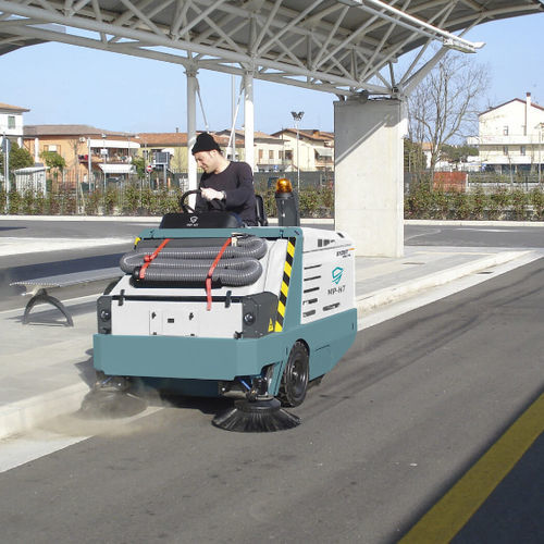 Varredeira para operador a bordo - MAX 170 series - MP-HT SRL - elétrica / a diesel / para ambiente externo