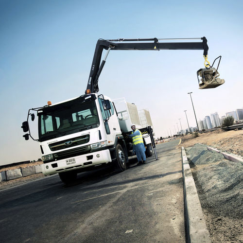Guindaste montado em caminhão - X-CL 8 - Hiab - com lança / dobrável / para obras