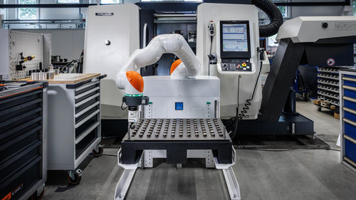 Sistema de carregamento para peças de trabalho - MAIROFlex iisy - KUKA AG - com robô articulado em 6 eixos / automático