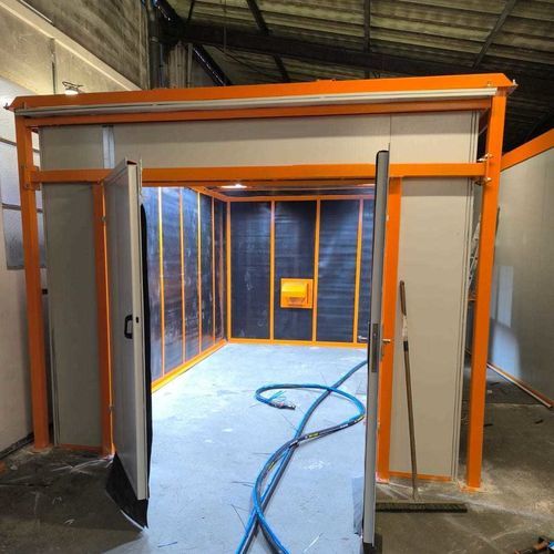 Cabine de jateamento de areia por sucção - VOGAMAKINA INDUSTRIAL PLANTS COMPANY Ltd. - manual / com carrossel / para a indústria automotiva