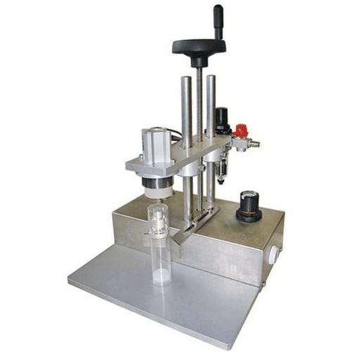 Tampadora por prensagem - Adelphi - pneumática / semiautomática / para a indústria farmacêutica