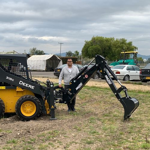 Retroescavadeira para carregadeira - Backhoe 2800 - Mazio Attachments - hidráulica