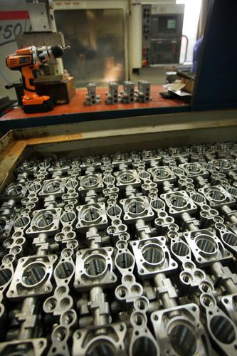 Serviço de usinagem: fresagem ferro fundido - LARM a.s. - para o setor automotivo / CNC / de 5 eixos