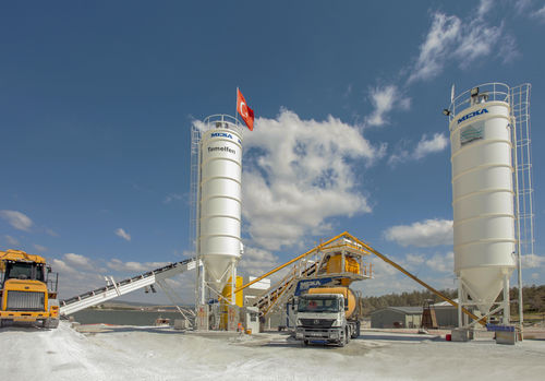 Central de concreto móvel - M60 - MEKA Crushing Screening and Concrete Batching Technologies - com um único chassi