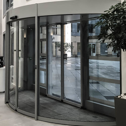 Porta de correr curva - SRM - Gilgen Door Systems AG - em vidro / para ambiente interno / design