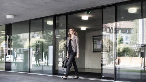 Porta de correr - Gilgen Door Systems AG - em vidro / para ambiente interno / automática