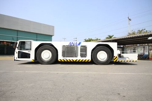 Trator a diesel - F1-400 - Panus Assembly - de 4 rodas / para operador sentado a bordo / rebocador