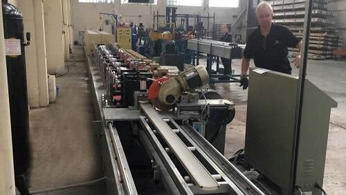 Perfiladeira para chapas - WUXI LINBAY MACHINERY CO.,LTD