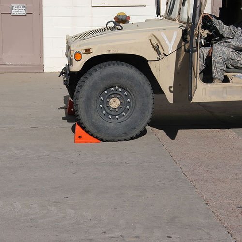 Calço de roda para caminhão para veículos - UC1700 - Justrite Safety Group
