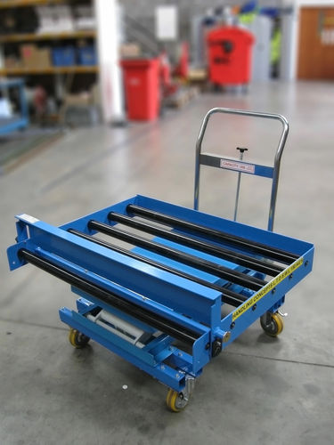 Mesa elevatória tipo tesoura - Handling Concepts Ltd - hidráulica / com pedal / móvel
