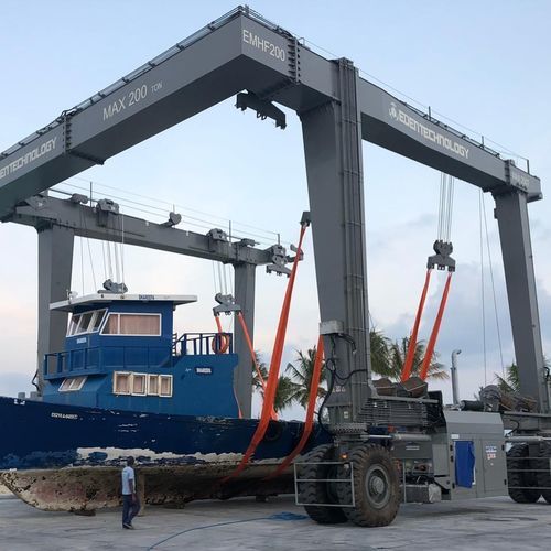 Travel lift para cargas pesadas - Marine Hoist 200 - Eden Tech Srl - de largura variável / controlado remotamente / em forma de U
