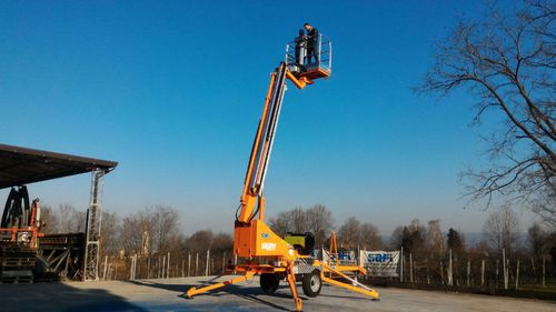Plataforma elevatória montada em trator - SKJ 20 - Safi Group srl - autopropelida / rebocável / com rodas