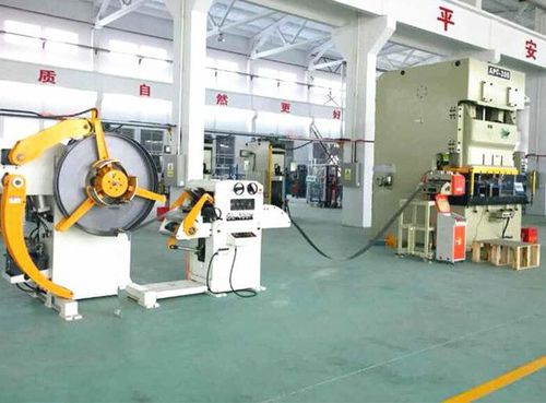 Linha de alimentação de prensa para processo de corte fino - Shenzhen Sunrui Machinery Co., Ltd. - para a indústria automotiva / de grande espessura / com endireitadora