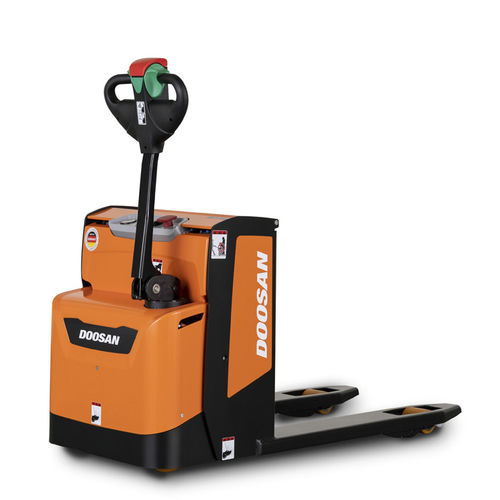 Transpaleteira elétrica - BPL18S-7 - Daewoo Industrial Vehicles - para operador a bordo em pé / 24 V / para armazém