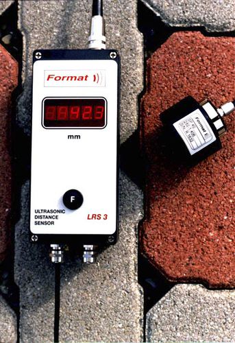 Sensor de distância cilíndrico - LRS 3 - Format Messtechnik GmbH - ultrassônico / 4–20 mA / com saída de tensão