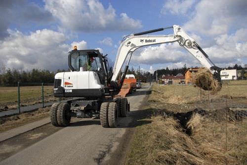 Escavadeira Midi - E55W - BOBCAT - de rodas / Tier 4 Interim / para construção civil