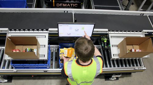 Sistema de preparação de pedidos múltiplos - DEMATIC - pick-by-voice / putwall / automático