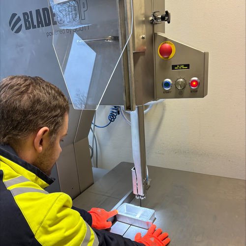 Serra de fita para ossos industrial - BladeStop K400-M-R - Scott Automation - com trava de segurança