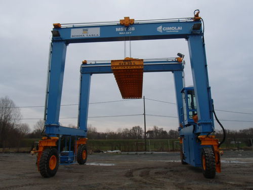 Transportador de contêineres "straddle carrier" de rodas - MST 28 - CIMOLAI TECHNOLOGY