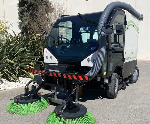 Varredeira com aspiração para operador a bordo - BA-2300H SV DUAL - Piquersa Maquinaria, S.A. - a diesel / para via pública / compacta