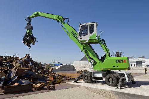 Manipulador de materiais de esteiras - 821 E - SENNEBOGEN Maschinenfabrik GmbH - de rodas / hidráulico / elétrico