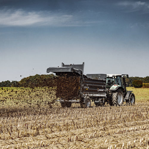 Distribuidor de agregados integrado - Superfex 700 - Farmtech