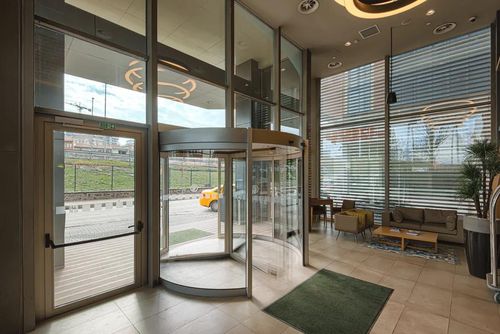 Porta giratória - KAPISAN ENDÜSTRİYEL KAPI SİSTEMLERİ - pivotante / de alumínio / para ambiente interno