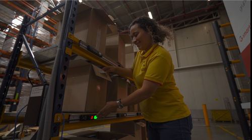 Sistema de preparação de pedidos pick-to-light - Smartlog Group - automático