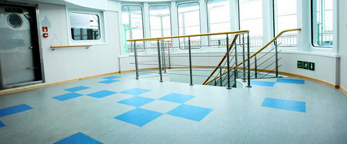 Revestimento de piso vinílico - STREAMO SEACROSSER - Gerflor - adesivo / resistente a produtos químicos / com baixa emissão de COV
