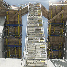 Torre de andaime suspensa - 250 - DOKA - para fachada / modular / para caixa de escada