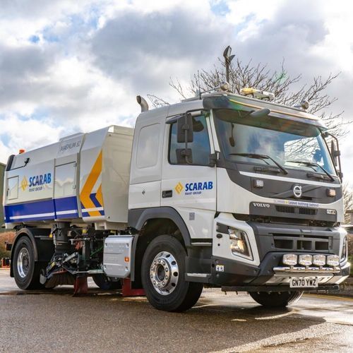 Varredeira mecânica montada em caminhão - Magnum 82 - Scarab Sweepers - a diesel / para via pública / para pista de aeroporto