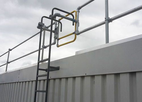 Guarda-corpo autoportante - KEE SAFETY  - com porta de fecho automático / em aço galvanizado / para ponto de acesso a escada