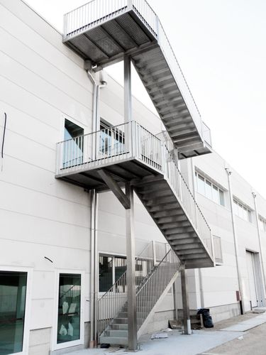 Escada fixa para ambiente externo - VLS Technologies - em aço inoxidável / modular / com degraus antiderrapantes