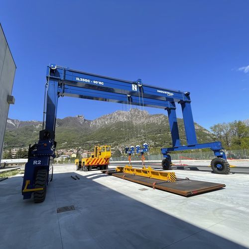 Transportador de contêineres "straddle carrier" para vigas pré-fabricadas em concreto - IL35GC-90°RC - INDUSTRIAL LIFT - de rodas