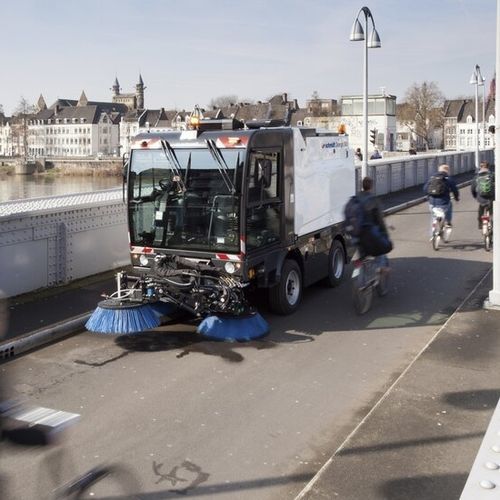 Varredeira compacta - Cleango 500 series - Aebi Schmidt Holding AG  - para operador a bordo / a diesel / de poeira
