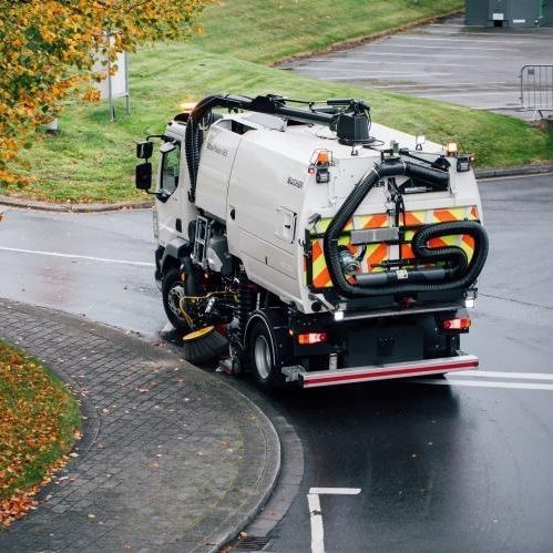Varredeira montada em caminhão - MaxPowa V65 - Bucher Municipal AG - com motor de combustão interna / para espaço público / de folhas