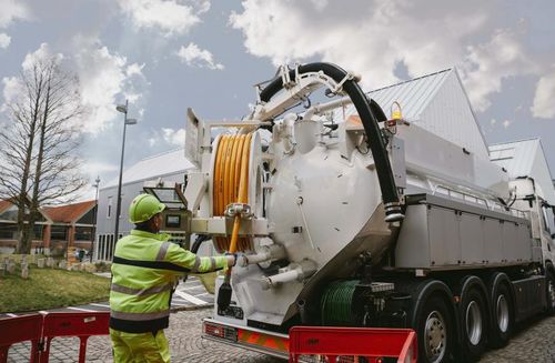Varredeira montada em caminhão - FlexLine C140 - Bucher Municipal AG - com motor de combustão interna / para ambiente externo / para resíduos