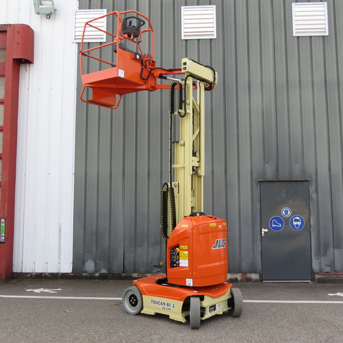 Plataforma de mastro vertical móvel - 8E-L Toucan® - JLG Industries Inc. - elétrica / para ambientes internos e externos / compacta