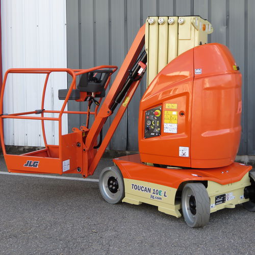 Plataforma de mastro vertical móvel - 10E-L Toucan®  - JLG Industries Inc. - elétrica / para ambientes internos e externos / compacta
