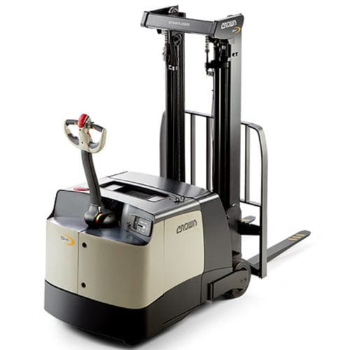 Empilhadeira patolada elétrica - SHC 5500 series  - CROWN - com operador a pé / 24 V / para armazém