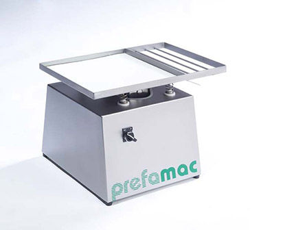 Mesa vibratória para a indústria alimentícia - Prefamac Chocolate Machines N.V. - para moldes / em aço inoxidável